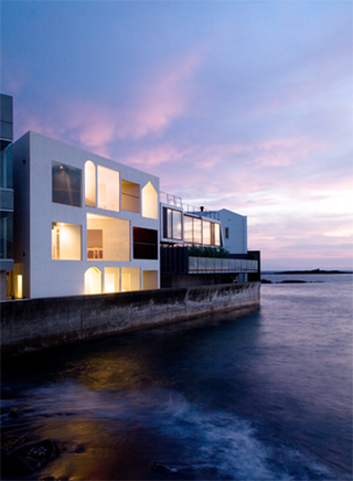Illustration for article titled A house whose pristine ocean views are optical illusions